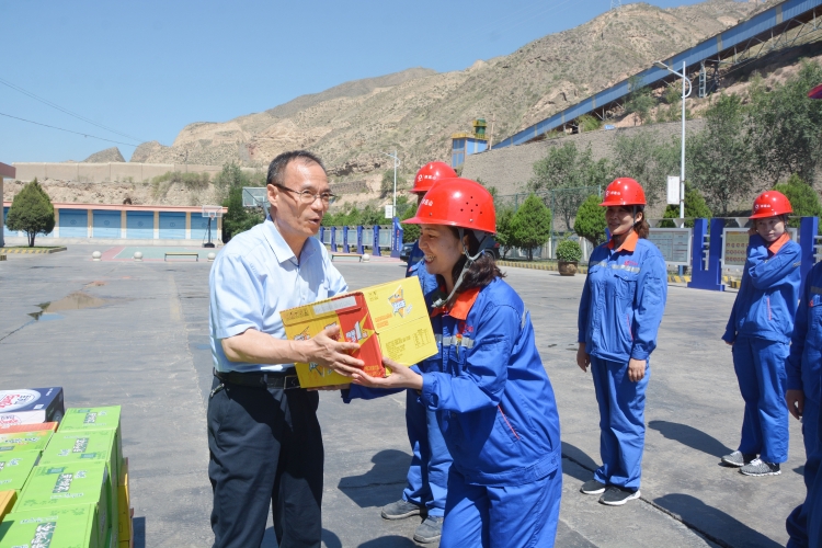 蔡书记在民和公司送清凉.jpg