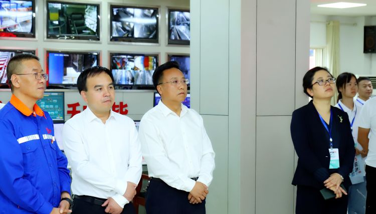 胡市长参观.jpg